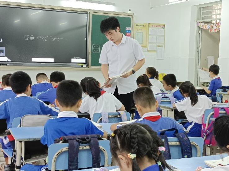 会议室里的人们描述已自动生成 会议室里的人们描述已自动生成